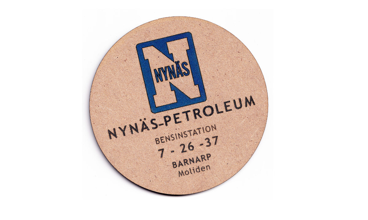 Glasunderlägg med Nynäs Petrolum-tema.